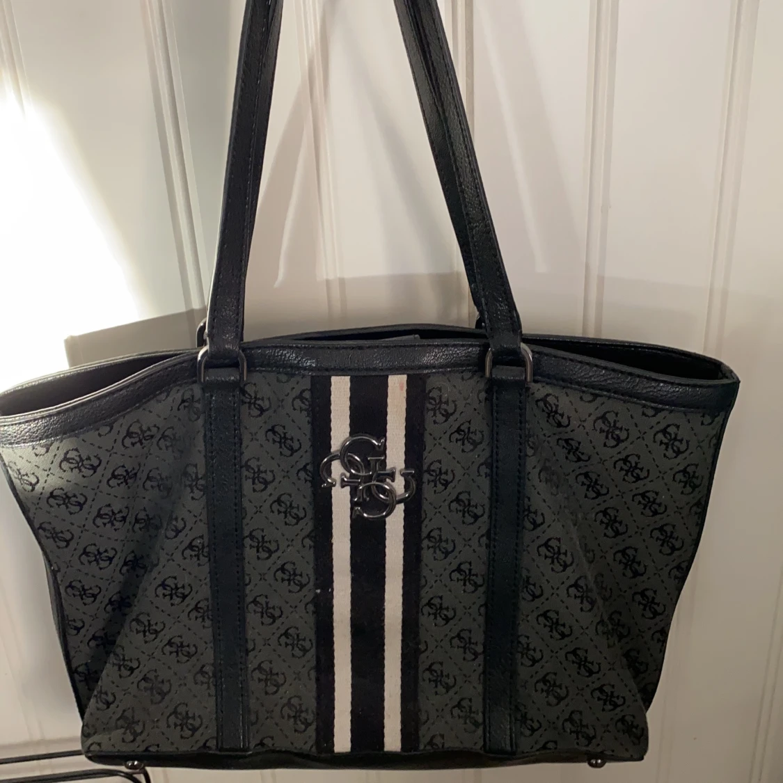 En Guess Väska Äkta