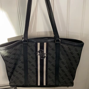 En Guess Väska Äkta - En Äkta Guess väska! Köpte den för 1200kr och säljer dem för 500kr! 