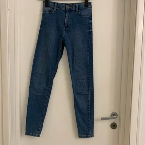 Byxor för Berskha - Blå jeans, tajt modell, strl 34. Kom åt med en penna, går nog stt få bort, se bild två.