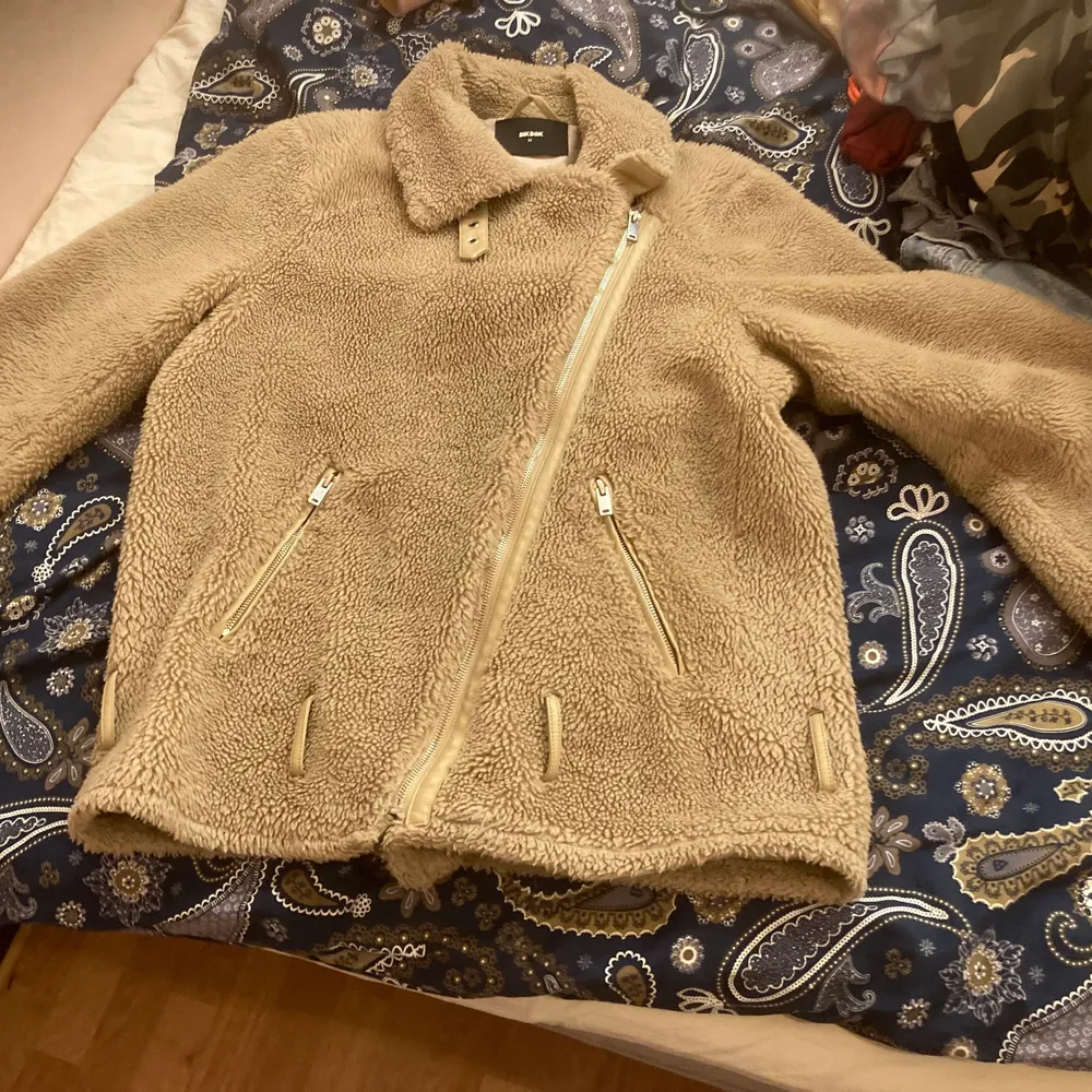 En beige vinterjacka. Jag säljer jackan för den är inte riktigt min stil längre men annars är den i bra skick då den inte har några hål eller andra skador. Dock är jackan använd hela förra vintern så rätt mycket. Den håller dig varm och passar både att ha stängt och öppen. Jag köpte också jackan här på plick men vet att den är från bikbok. Kontakta mig vid frågor och pris kan såklart diskuteras:). Jackor.