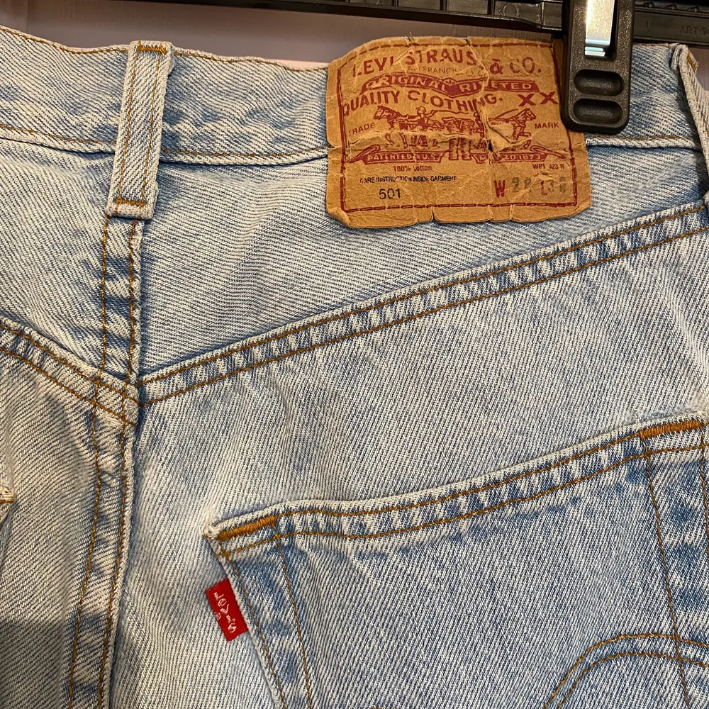 Ljusa Levis Jeans, ripped där bak. Storlek: W28 L30. Jeans & Byxor.