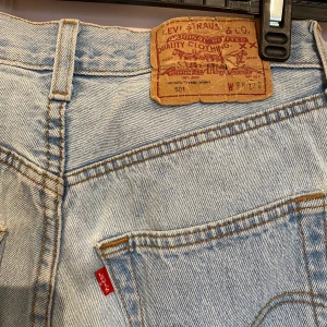 Levis Jeans vintage - Ljusa Levis Jeans, ripped där bak. Storlek: W28 L30