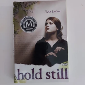 Hold still - Nina LaCovr - Hold still - Nina LaCovr. Hardcover. I mycket fint skick. Kan skickas.