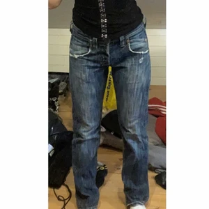 Lee jeans - Säljer dessa jättefina lee jeans då de inte kommer till användning, de är lite slitna men det är absolut inget som märks, utan det passar bra på byxorna. Storleken på jeansen står inte men de sitter som på bilden på mig som har lite bredare lår, jag är vanligtvis medium i jeans! Hör av er så kan jag skicka mått vid intresse. Köpare står för frakt eller så kan jag mötas i västerås🥰 