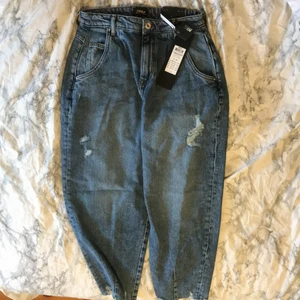Only blue denim storlek s/ 28 - Helt nya, för små i benen för mig såg inte att de va från petit collection riktigt fina byxor annars jag är 1,69 och dom är väl 11 - 12 cm för korta för mig i benen 