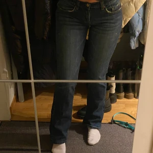 Låg midjade jeans  - Ett par snygga låg midjade jeans med bootcut och glitter detaljer på rumpan! tyvärr är dem lite för små för mig så har bara andvända fåtal gånger! 
