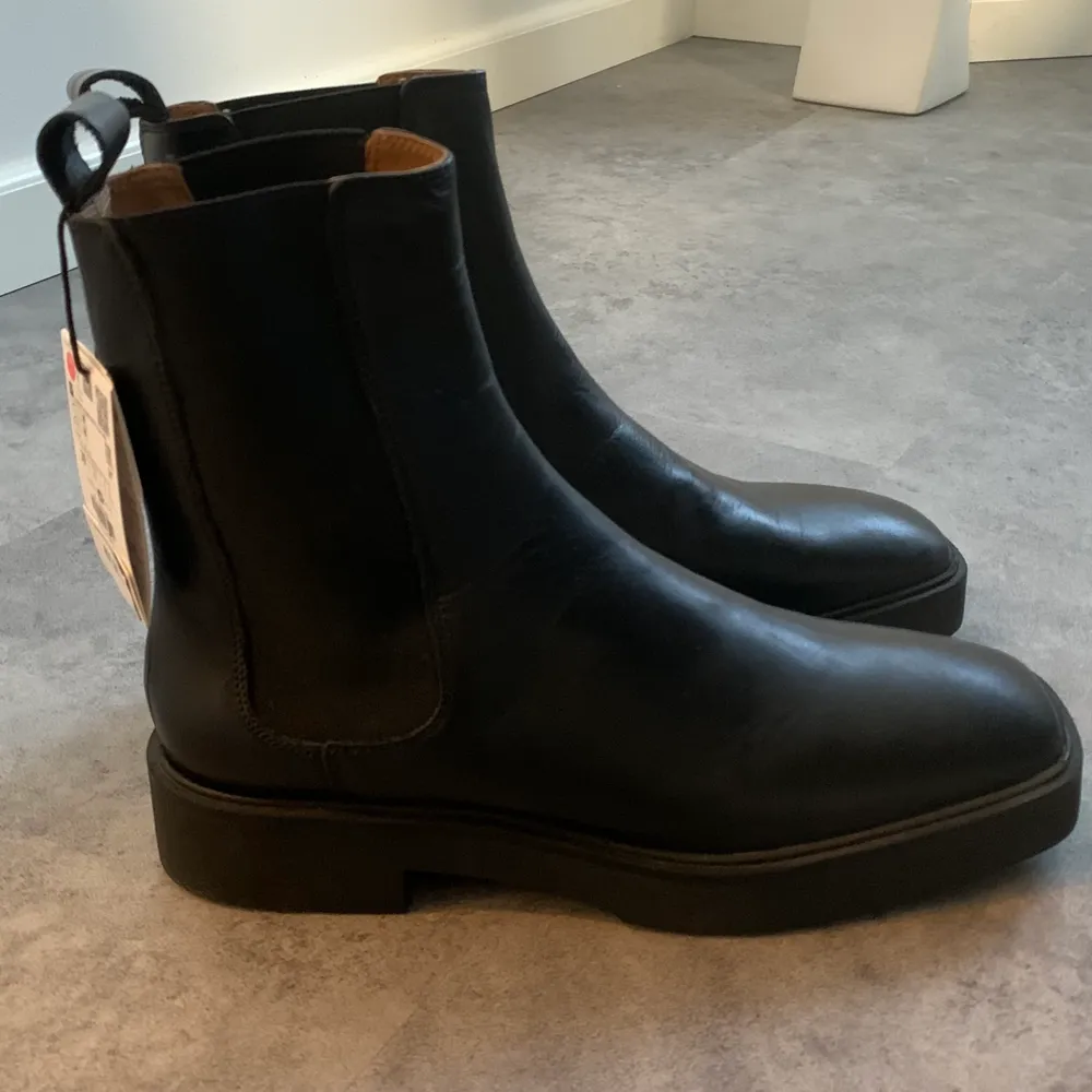 Helt nya boots från Zara i storlek 39. Kan fraktas😊. Skor.