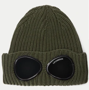 C.R company mössa  - Säljer den här mössan för att jag köpte i fel färg ni kan gärna buda☺️ priset nu : 500