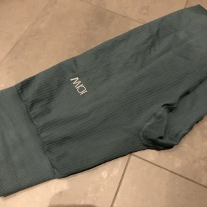 Träningstights  - Ribbade tights gröna ifrån ICIW. Fint skick Stl medium 