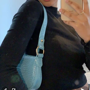 Blå axelväska  - Fin bästa som inte kommer till användning. Pris går ej att diskutera, köpare står för frakten 💕