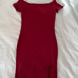 Röd ny klänning strl S - Helt ny röd klänning i storlek S. Sitter figurnära och tajt med en liten slitsdetalj nere. Så skönt material! Frakt 52kr☺️