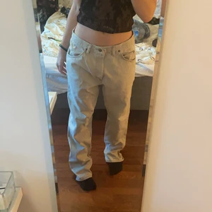 Baggy byxor - Svinsnygga byxor från Wrangler i bra skick!! Jag är 166cm och de passar nog någon lite längre. Skitsnygga lågmidjade<33