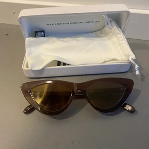 Chimi solglasögon  - Glasögon från chimis, aldrig använda! Säljer då jag inte passar i dom! Köpte dom för 1000 