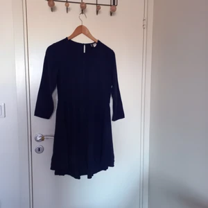 H&M blå söt klänning  - Söt långärmad klänning i mörkblå. Framsidan är lite kortare än baksidan. Viskos. Bra skick.