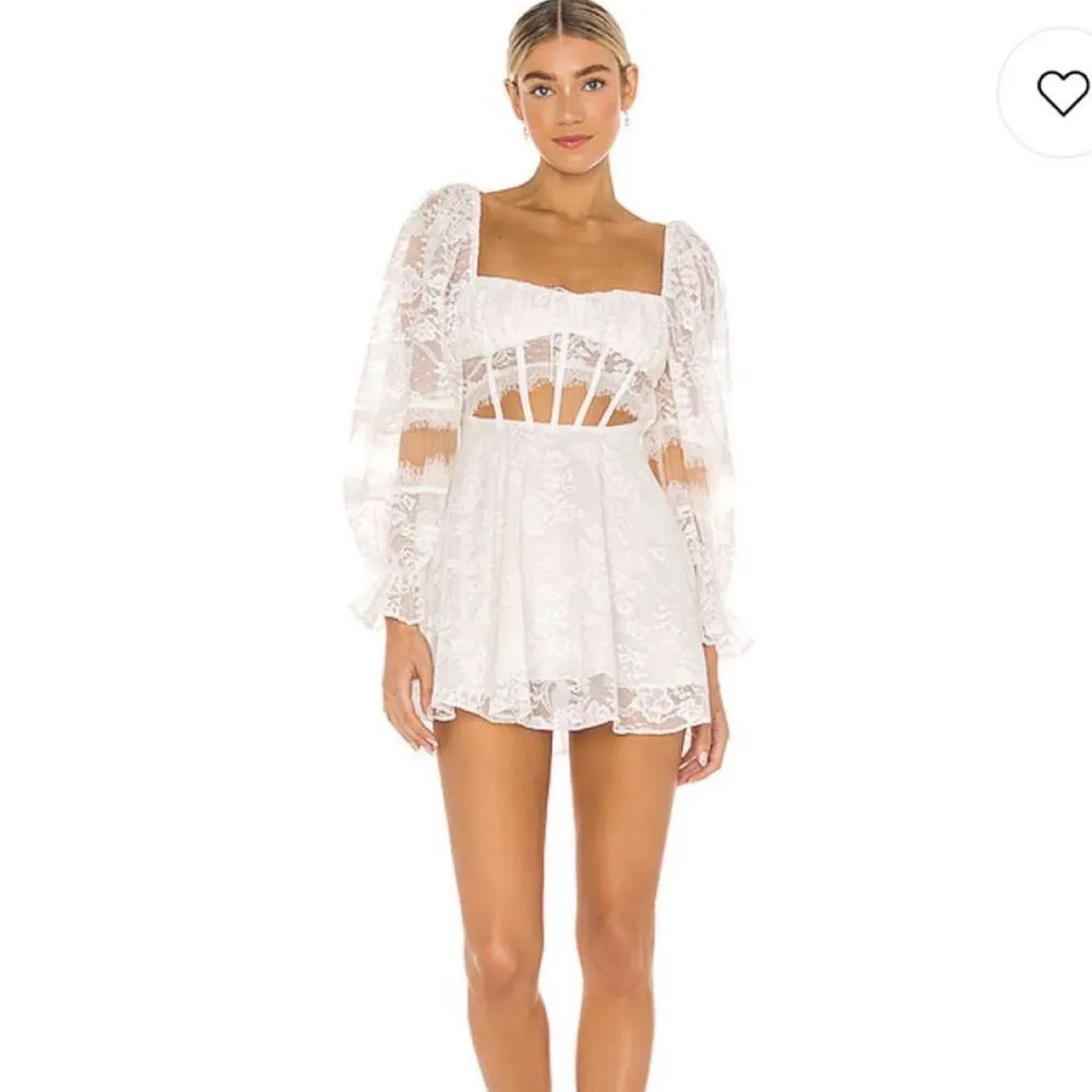 Säljer min studentklänning från for love & lemons, så unik och fin! Storleken är en M men skulle säga att den är en S/M, den är använd endast studentdagen därav finns det någon pytte liten fläck längst ner, meddela för fler bilder. Den köptes för ca 2600 kr💕. Klänningar.