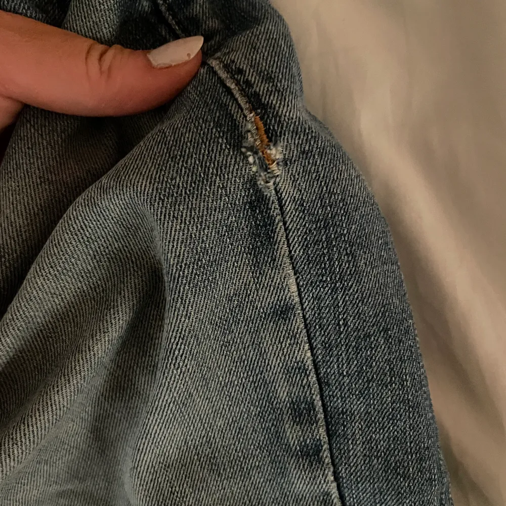 Super fina smala jeans från J lindeberg. Det är dock två små håll varav de största syns på sista bilden men går säkert och laga och inget man egentligen tänker så mycket på. Står ingen stl i men skulle säga en M . Jeans & Byxor.