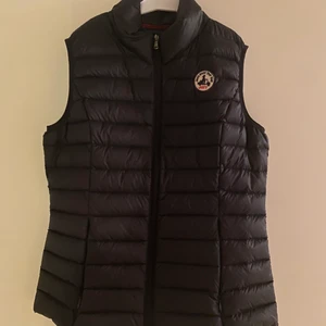 Jott väst - Jott väst, storlek S, den är precis som ny då jag knappt använt den. Nypris 1500 säljer för 700