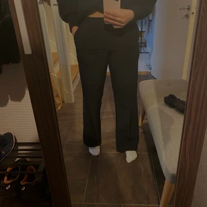 Kostymbyxor - Svarta kostymbyxor från VILA nyskick, knappt använda. Storlek S. Köparen betalar frakt + byxorna. Vid fler intresserade budgivning🤩🤩