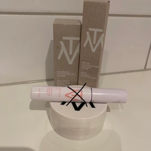 Beautyprodukter från Makethemake - Primer för ansiktet, ögonfransprimer, puder samt läppolja. Kan köpas som paket eller separata produkter. Paketpris = 200kr. Styckpris: Ansiktsprimer = 100kr, puder = 100kr och ögonfransprimer = 50kr
