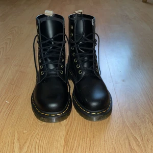 Dr Martens Vegan - Veganska DrMartens i nyskick! Använda en gång. I storlek 37. Normal passform. 