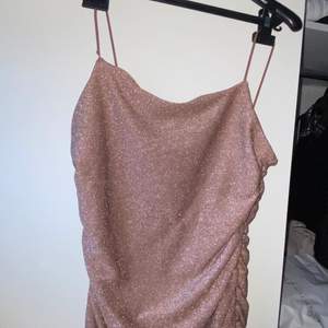 Säljer denna fina klänning från SHEIN då jag har använt den 1 gång på nyår jag tror inte denne kommer komma till användning för mig väldigt fin och bra material på andra bilden så var det filter på när jag tog bilden men färgen är lite ljusare frakt står du för😄