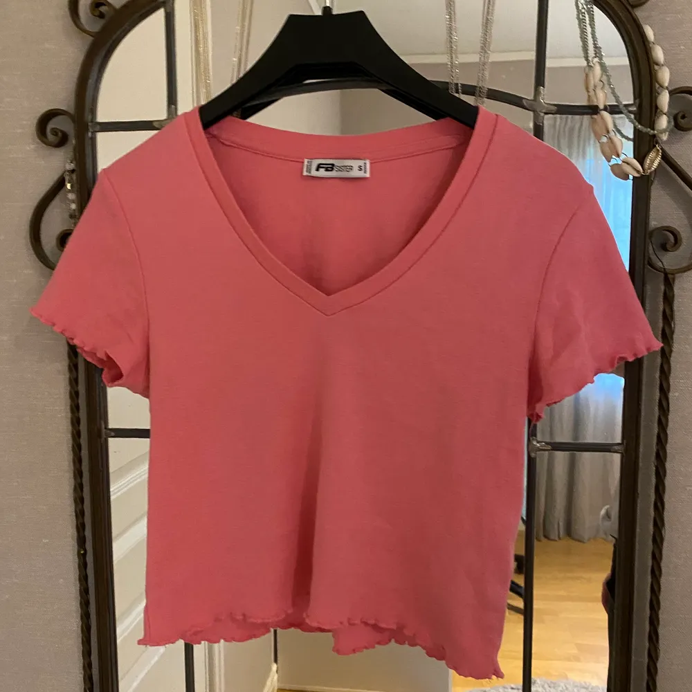 En jätte fin rosa tröja som inte längre kommer till användning! Köp för 70kr. T-shirts.