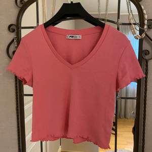 En jätte fin rosa tröja som inte längre kommer till användning! Köp för 70kr