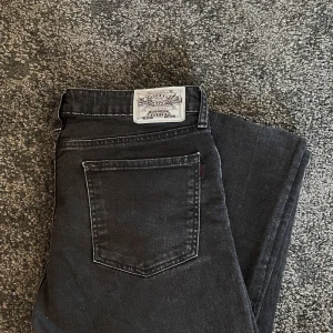 Jeans - Svarta/gråa tighta jeans. Väldigt mjuka. Ganska stretchiga. Har vikt ner sömmen på benen och klippt upp i sidan. Väldigt trendigt!