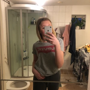 Levis - Tröja från Levis~ Grå~ storlek xs eller s~ pris 50kr~köparen står för frakten~ frakten blir runt 60kr~