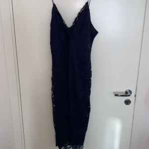 Spetsklänning - Långklänning i mörkblå spets. 