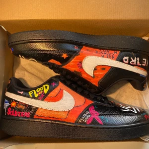 Custom Air Force 1 - Hello‼️ Säljer custom af1. Det är bara att skicka in ditt önskemål och jag fixar🤪 Utöver priset för skorna kostar designen mellan 300-600 kr beroende på vad du önskar💕