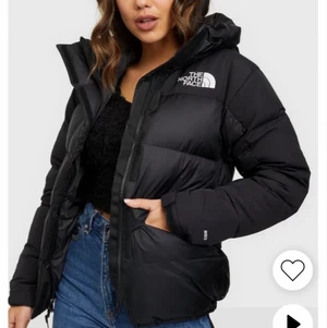 The north face jacka - säljer min the north face jacka eftersom den inte kommer till användning. Nypris 4000 men säljer för 1700. Den har inte fläckar eller skador. Den har även stora fickor så får plats med mycket saker 