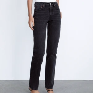 Zara mid rise jeans ⚡️❤️‍🔥💖 - Säljer dessa sjukt snygga och väldigt populära jeansen från zara som är slut i lager hela tiden!!😮‍💨 endast testade en då det var försmå för mig och hann inte skicka tillbaka dem, har inga bilder på hur dem sitter på mig då de är försmå, är även intresserad att byta med en strl 40 ❤️‍🔥 Vid flera intresserade så är det budgivning 