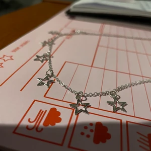 Halsband  - En silvrig choker men små stjärnor på. Aldrig använt. Jättegulligt!