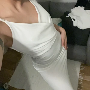 Vit klänning - Vit klänning storlek xs passar även som S. Går att hantera längden då den är i knä längd. Köpt ifrån Nelly använt en gång inte mer.
