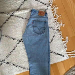Vintage Levis jeans, 505 - Säljer ett par superfina vintage Levis jeans i modell 505. Storlek W 33, L 34. Jättefint skick! Har tyvärr blivit för små för mig🥰 Köparen står för frakt vid behov!