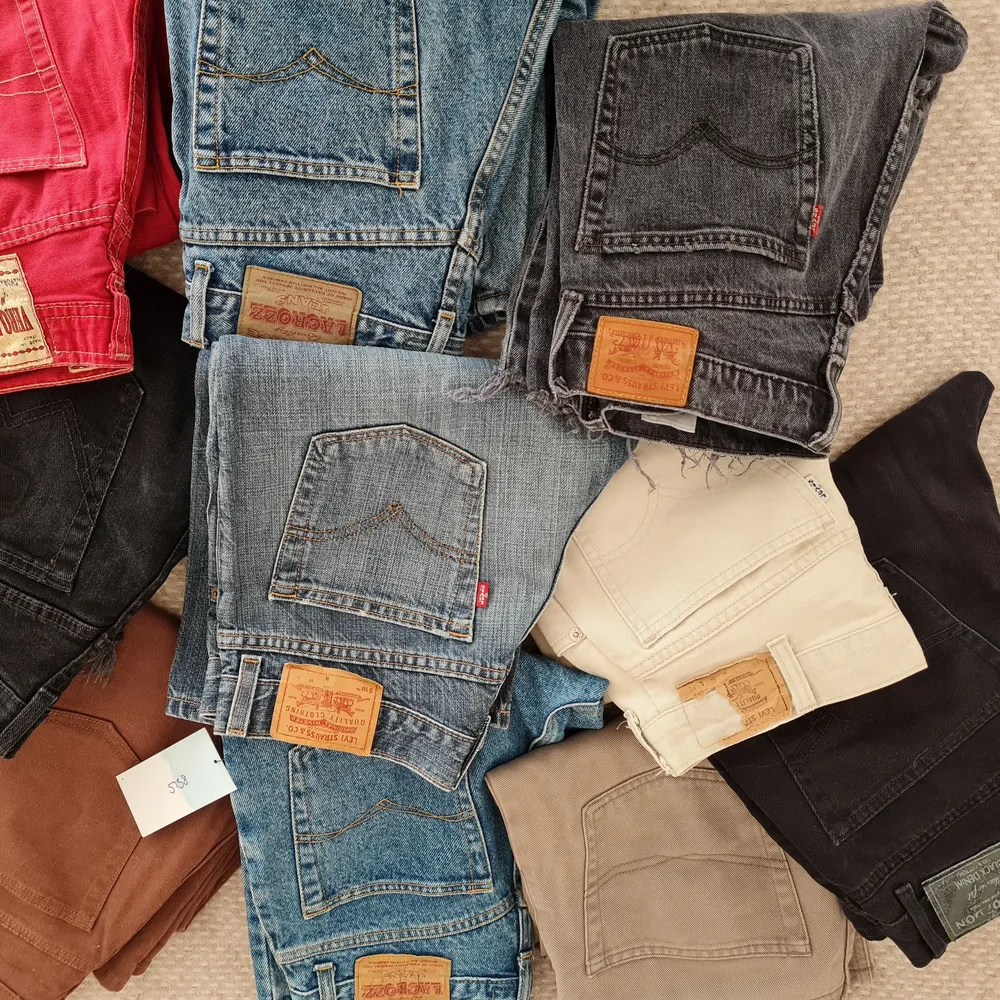 Massor jeans som jag säljer. Köp ett par få andra paret med 50% rabatt 🌟 🤩. Jeans & Byxor.