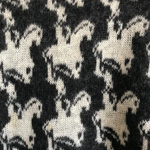 stickad tröja🕷🕷 - Stickad tröja i ull med mönster av hästar. Mycket cool. strl 40 vilket motsvarar M men jag tycker den är mer som S. Bra skick, något gulnad på sina ställen men det stör inte. Kan skicka fler bilder eller mått vid begäran. Om fler är intresserade blir det budgivning. Kolla gärna in mina andra annonser, samfraktar gärna🐅