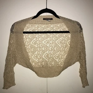 Liten kofta - En riktigt snygg kofta i guld. Den är liten, så ingen som man kan bli varm av. Jätte fina detaljer. Väldigt fint skick och matrialet är riktigt fint. Den är i storlek M, men jag skulle säga att den passar mer en S också. Jag säljer en lika dan i silver, köp en för 15 eller båda för 25. Kontakta mig för fler bilder. Priset kan diskuteras! 🥰
