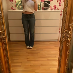 S.Oliver  - Lågmidjade jeans från S.Oliver i storlek 38. Köpte dessa på här på Plick för ett tag sedan men det var för stora så aldrig använda av mig😃 