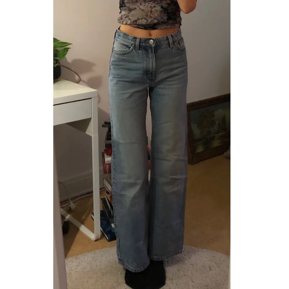 Säljer mina gamla älskade Yoko jeans! Köpte dem på Monki för 1-2 år sedan och är i modellen är Yoko. De är väl använda men har på senare tid inte kommit till användning därav säljer jag dem! Dem sitter super bra på mig som vanligtvis har 25-26 i jeans. Jag är 167cm för längd referens!💕💕. Jeans & Byxor.