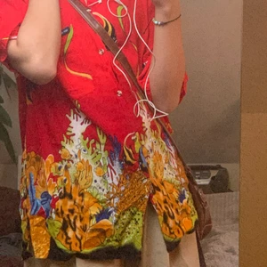 Skorta - Fett drippy skorta helt perfekt för fest. Riktigt Nice mattetal och coolt tryckt med fiskar i olika färger. Använt några gånger, därför det låga priset.