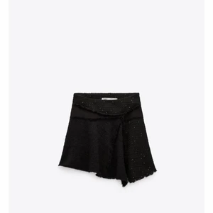 Strukturkjol limited edition  - Intressekoll på min helt nya strukturkjol i limited edition som är helt slutsåld ifrån Zara! Lappen är fortfarande kvar! Säljer för 350kr men om fler är intresserade buda minst 10kr+ (frakten ligger på 79kr). Kjolen är i storlek XS men passar mig som har S.