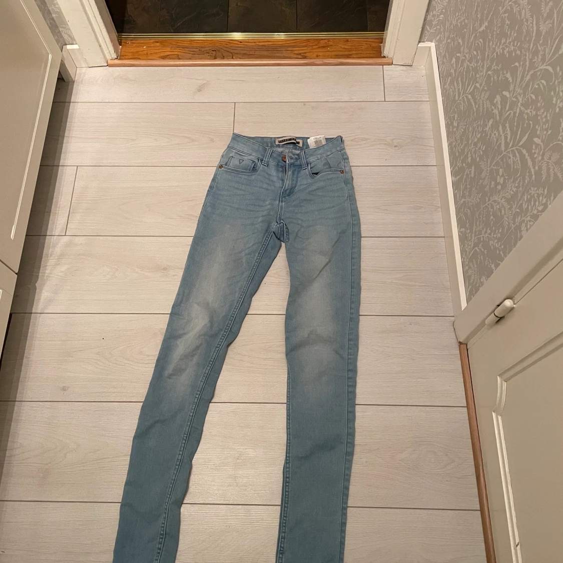 Blåa tajta jeans