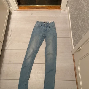 Blåa tajta jeans  - Använda men i fint skick