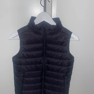 Everest väst - Jättefin skick, den är 146/152 men det sitter som en xs!!