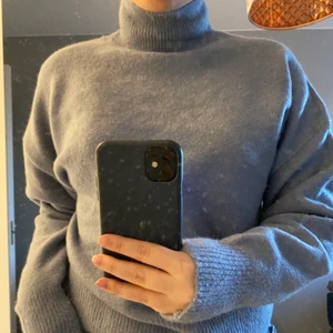 Stickad tröja - Blå stickad tröja från ZARA! Jätte mjuk och skön! Knappt använd😍 köparen står för frakten