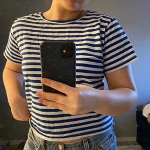 T-shirt  - Blå randig t-shirt😍