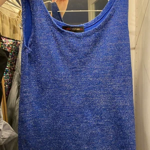 Blå glittrigt linne - Säljer mitt glittriga linne som är snygg i alla tillfällen🦋🦋 väldigt väldigt stretchig så skulle säga att den passar många varierade storlekar🤝 