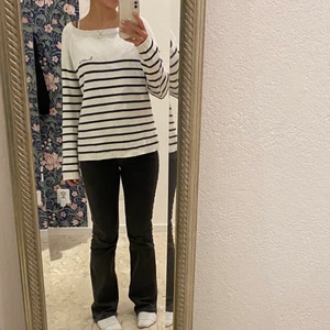 Randig tröja - Säljer denna randiga stickade tröjan från bondelid men ändrat för ett bra pris! Den är i storlek m men sitter lite oversized. Skriv vid intresse💕